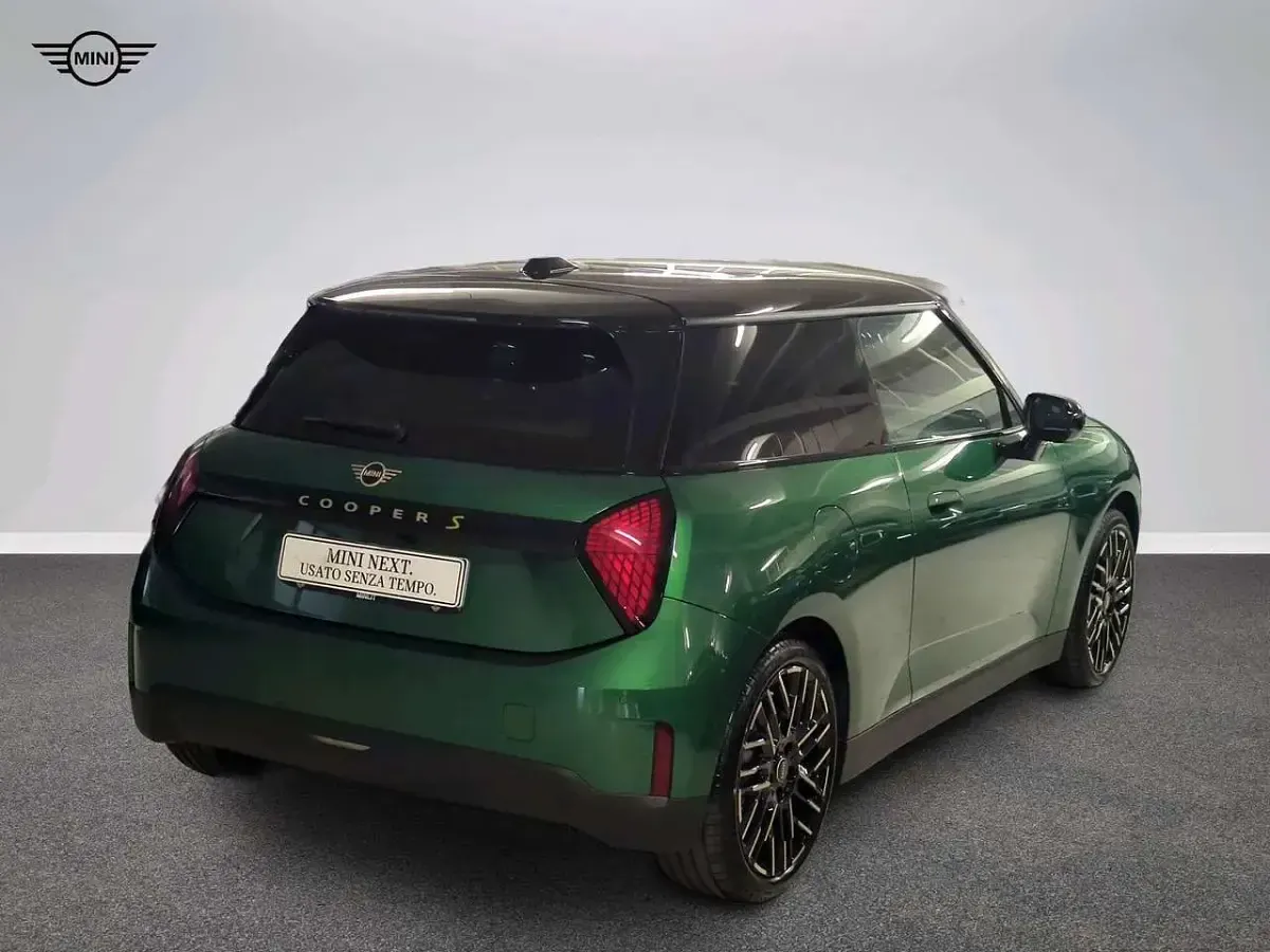 Nuova Mini Cooper SE Favoured 160 kW (218 CV) 2026 Verde Utilitaria