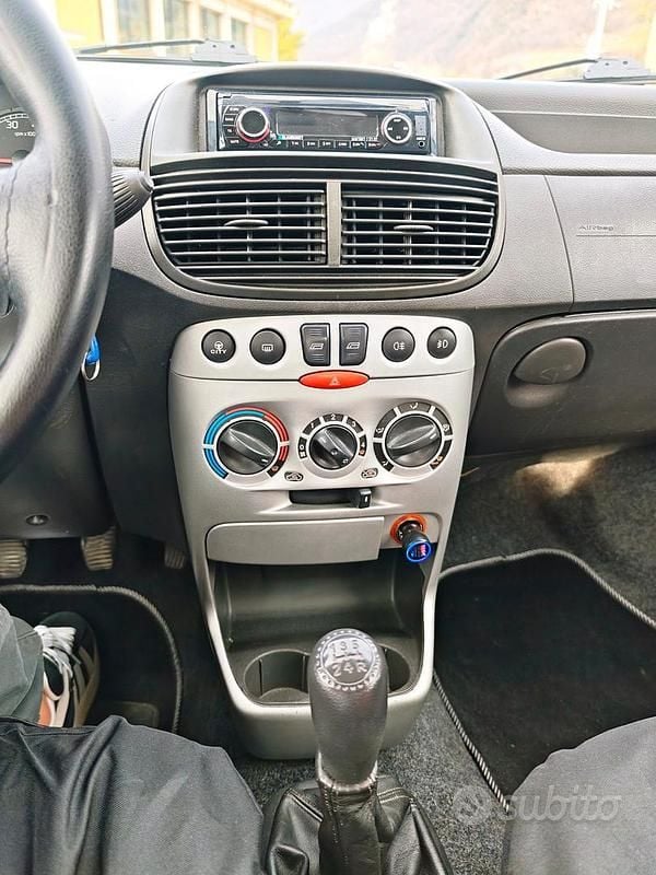 Rosso Usata 2005 Fiat Punto Tre volumi | 1700 € (Ottimo prezzo) - Immagine 1/4