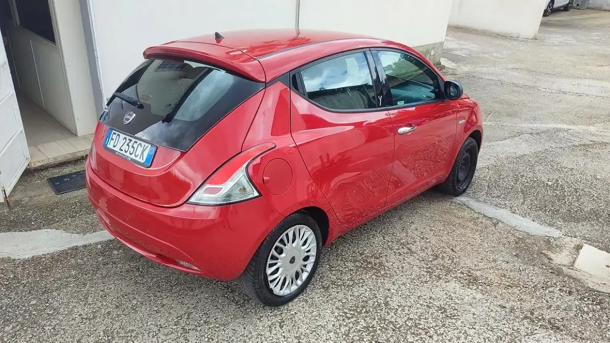 Usata Lancia Ypsilon 69 CV (50 kW) 2017 Bianco Utilitaria