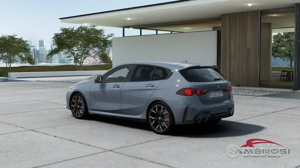 Begagnad BMW 118 M Sport 150 HK (110 kW) 2025 Grå Halvkombi