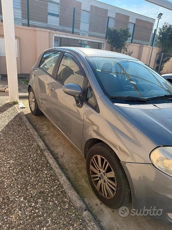 Grigio Usata 2007 Fiat Grande Punto Due volumi | 2300 € (Ottimo prezzo) - Immagine 1/4