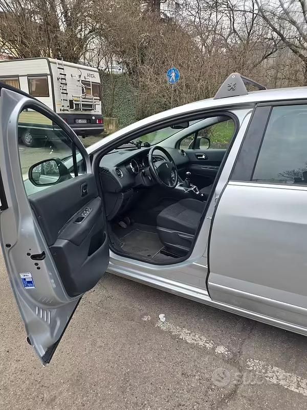 Usata Peugeot 5008 112 CV (82 kW) 2011 Grigio Monovolume