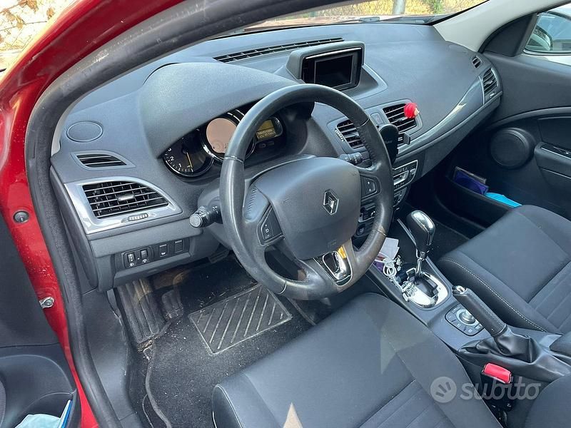 Usata Renault Mégane III LIMITED 120 CV (88 kW) 2015 Rosso Station wagon