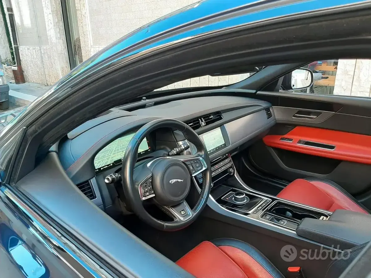 Usata Jaguar XF R-Sport 179 CV (131 kW) 2016 Bluazzurro Berlina
