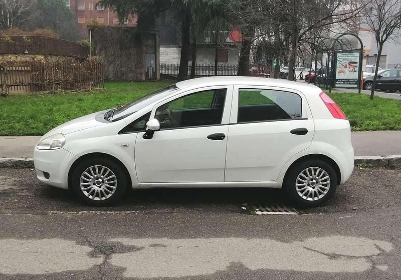 Usata Fiat Grande Punto Active 77 CV (56 kW) 2010 Bianco Utilitaria