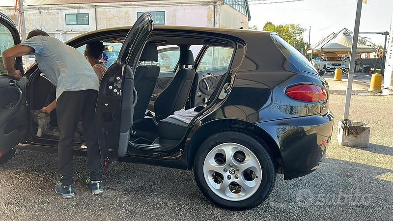 Nero Usata 2010 Alfa Romeo 147 Due volumi | 1900 € (Buon prezzo) - Immagine 1/4