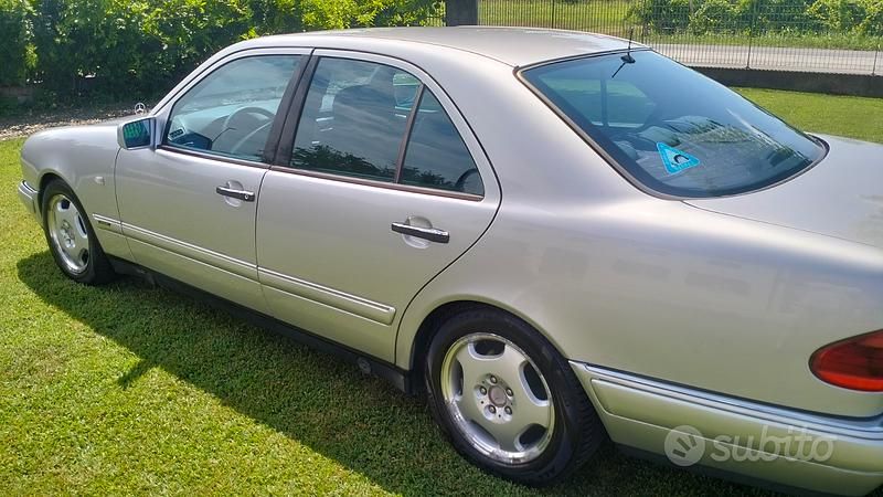 Usata Mercedes 250 113 CV (83 kW) 1998 Grigio Berlina