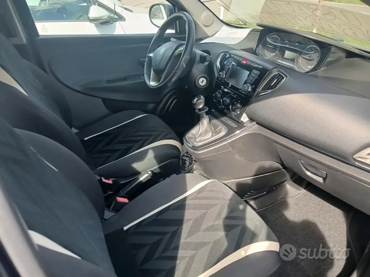 Usata Lancia Ypsilon Gold 69 CV (50 kW) 2016 Bluazzurro Utilitaria