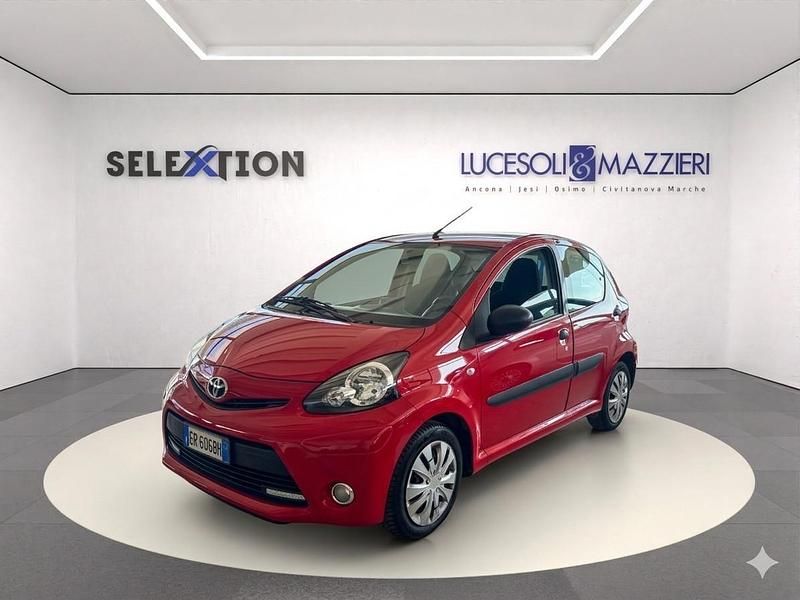 Usata Toyota Aygo Connect Style 67 CV (49 kW) 2013 Rosso Utilitaria