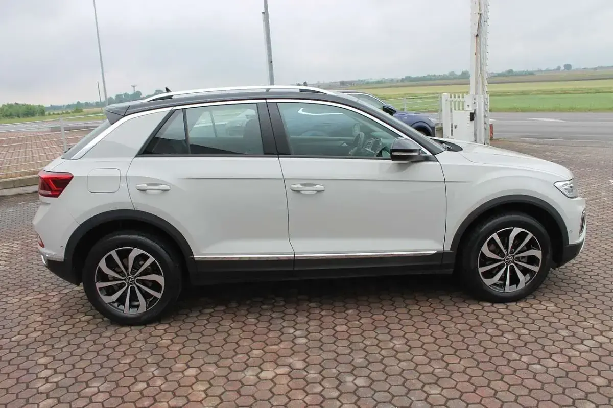 Usata VW T-Roc Style 110 CV (80 kW) 2023 Ascot grey / tetto nero SUV