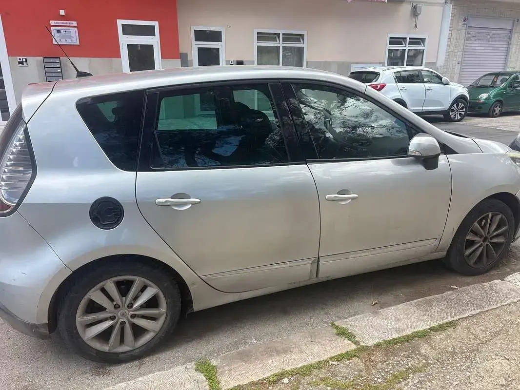 Usata Renault Scénic III 106 CV (77 kW) 2012 Argento Monovolume