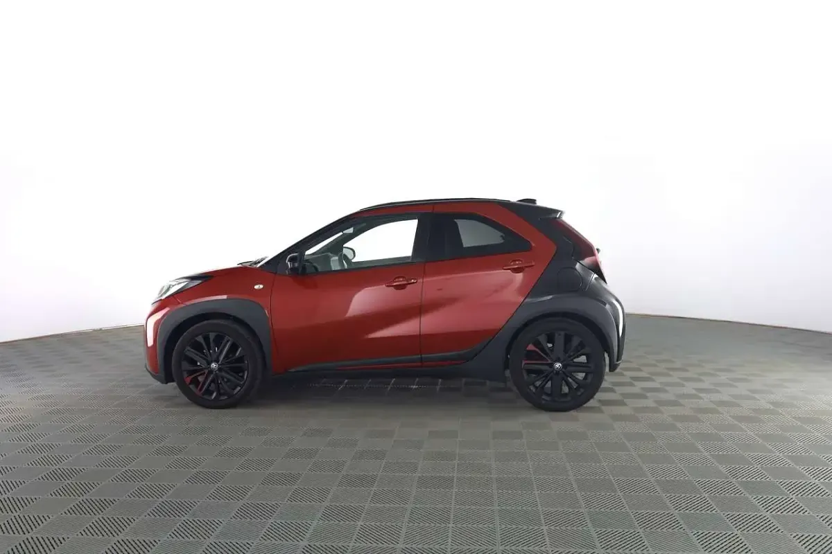 Usata Toyota Aygo X Lounge 72 CV (52 kW) 2025 Chili red/black (tetto in tela SUV