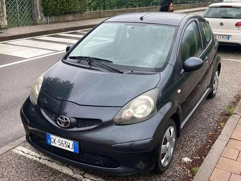 Usata Toyota Aygo Sol 68 CV (50 kW) 2008 Grigio Utilitaria