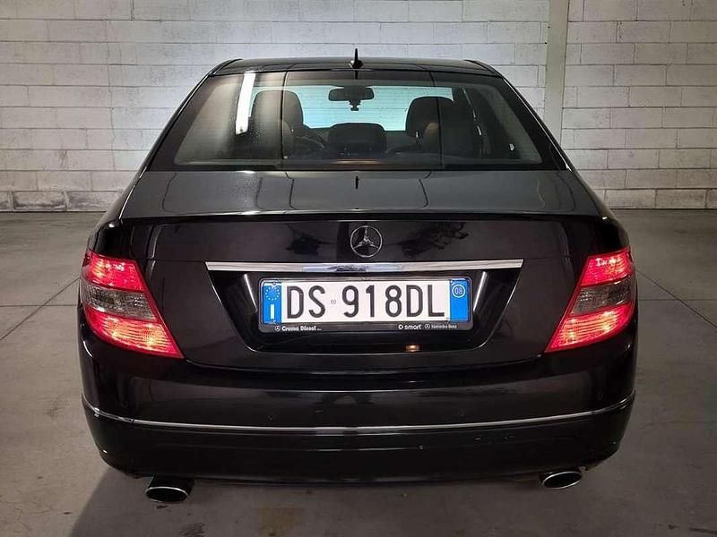 Usado Mercedes C320 224 CV (164 kW) 2008 Negro Berlina