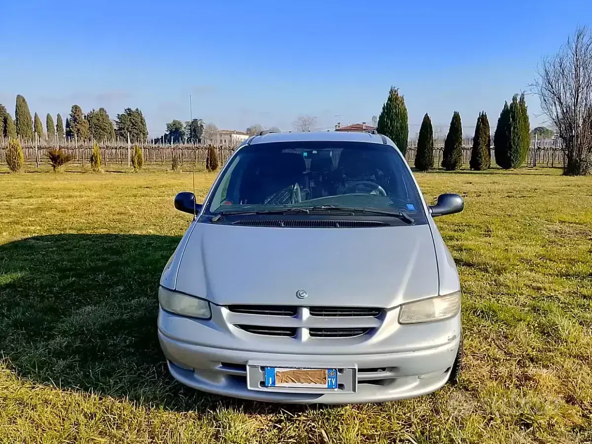 Usata Chrysler Grand Voyager 158 CV (116 kW) 2001 Grigio Monovolume