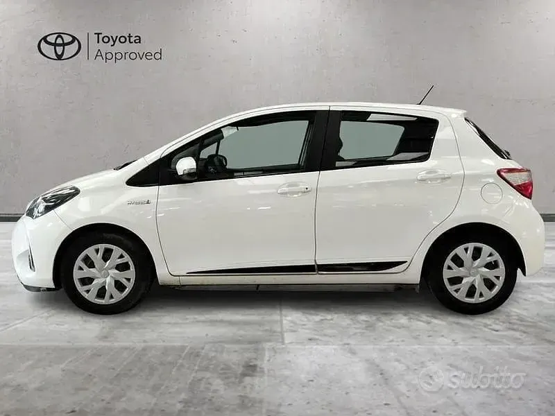 Usata Toyota Yaris Hybrid Active 101 CV (74 kW) 2018 Bianco Utilitaria