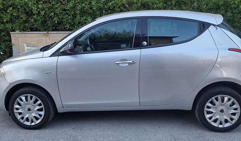 Usata Lancia Ypsilon Silver 80 CV (58 kW) 2013 Argento Utilitaria
