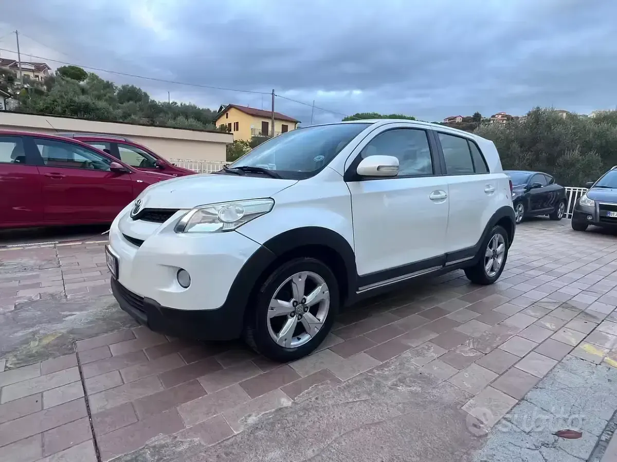 Usata Toyota Urban Cruiser Luxury 90 CV (66 kW) 2010 Bianco Utilitaria
