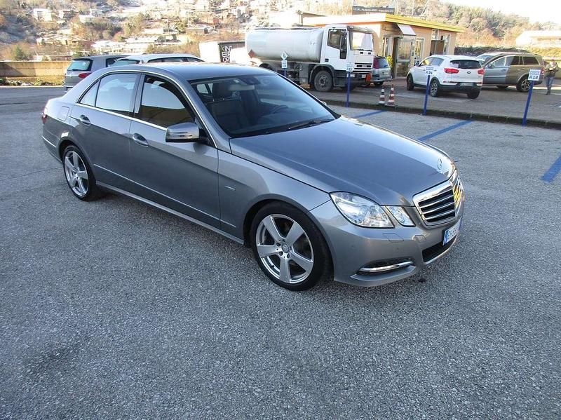 Grigio Usata 2012 Mercedes E220 Avantgarde Tre volumi | 12.990 € (Buon prezzo) - Immagine 1/4