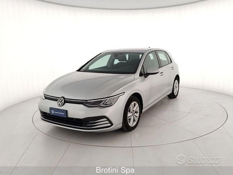 Usata VW Golf VIII Life 110 CV (80 kW) 2020 Grigio metallizzato Berlina