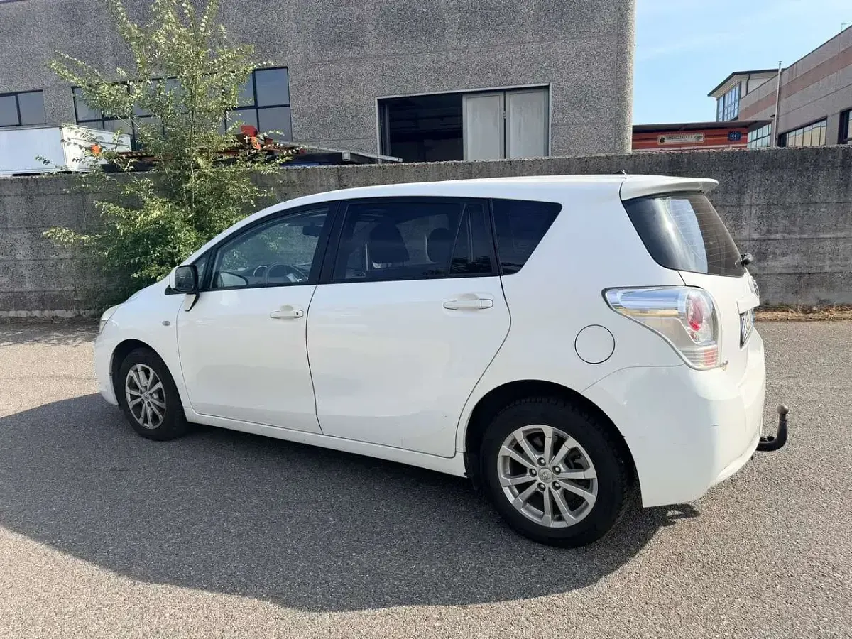 Usata Toyota Verso 126 CV (92 kW) 2011 Bianco Monovolume