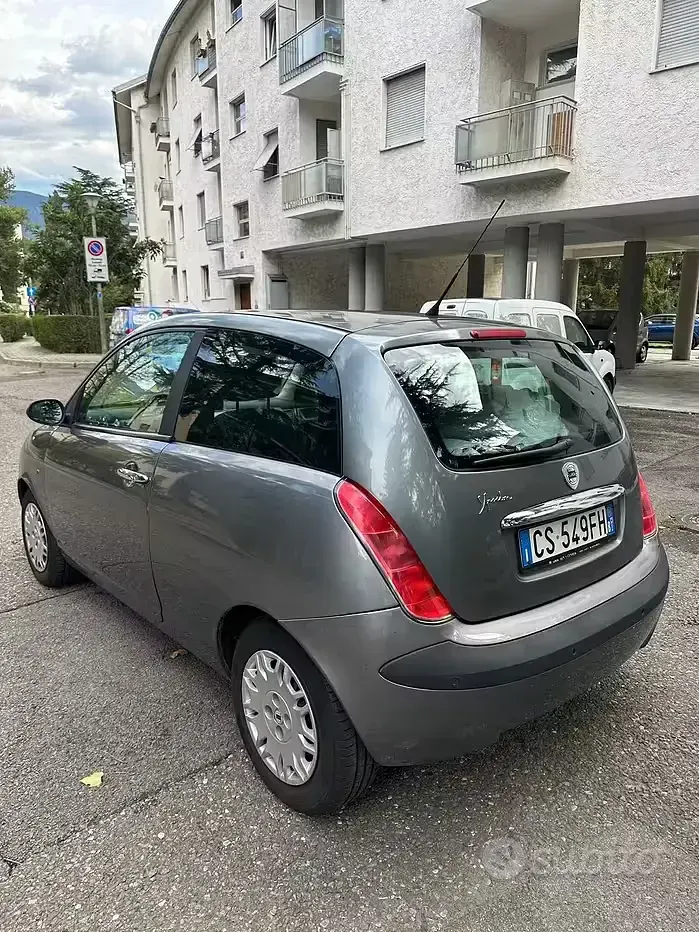 Usata Lancia Ypsilon 95 CV (69 kW) 2004 Grigio Utilitaria