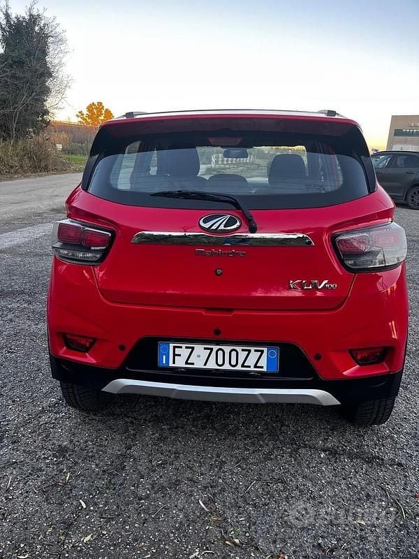 Usata Mahindra KUV100 87 CV (63 kW) 2020 Rosso SUV