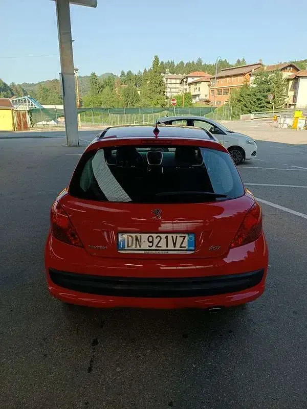 Käytetty Peugeot 207 95 HP (69 kW) 2008 Punainen Sedan