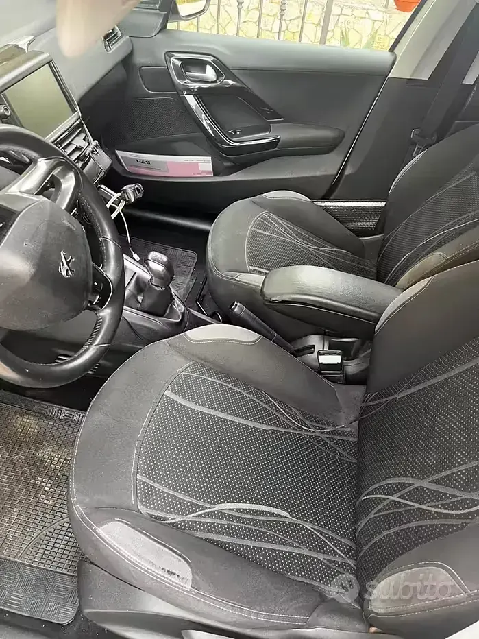 Usata Peugeot 208 68 CV (50 kW) 2012 Bianco Utilitaria