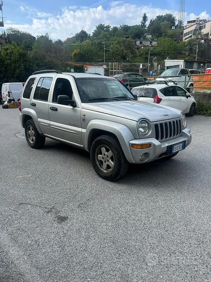 Usata Jeep Cherokee Sport 143 CV (105 kW) 2004 Grigio SUV