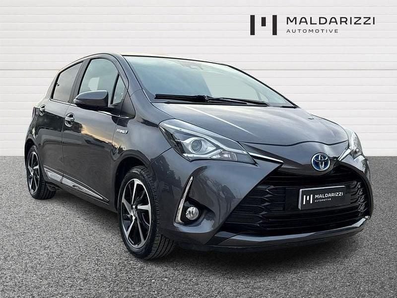Grigio Usata 2019 Toyota Yaris Hybrid Style Tre volumi | 13.900 € (Buon prezzo) - Immagine 1/4