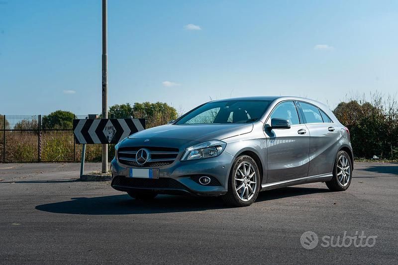 Grigio Usata 2015 Mercedes A180 Tre volumi | 7400 € (Super prezzo) - Immagine 1/4