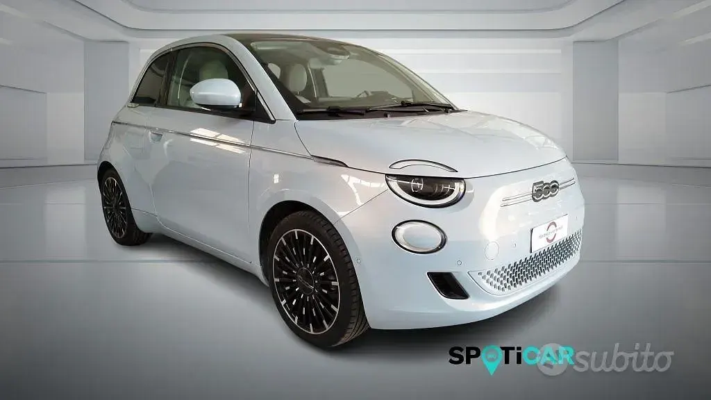 Usata Fiat 500e La Prima 86 kW (118 CV) 2021 Celestial blue Berlina