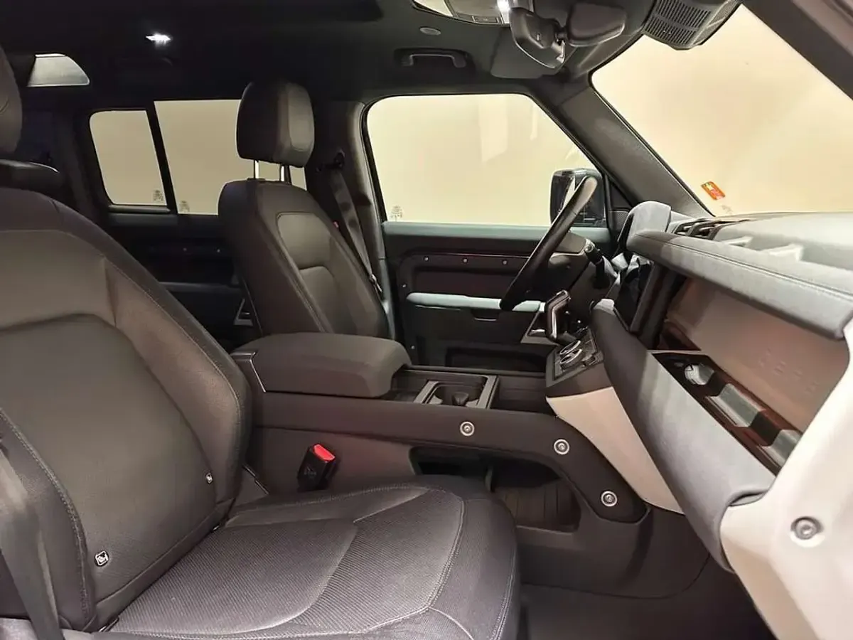 Usata Land Rover Defender SE Dynamic 200 CV (147 kW) 2023 Nero SUV