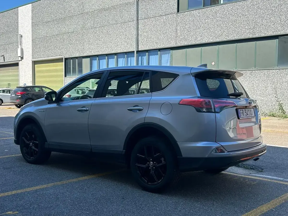 Usata Toyota RAV4 Hybrid Lounge 155 CV (114 kW) 2018 Grigio SUV