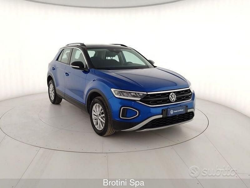 Usata VW T-Roc Life 110 CV (80 kW) 2023 Blu metallizzato SUV