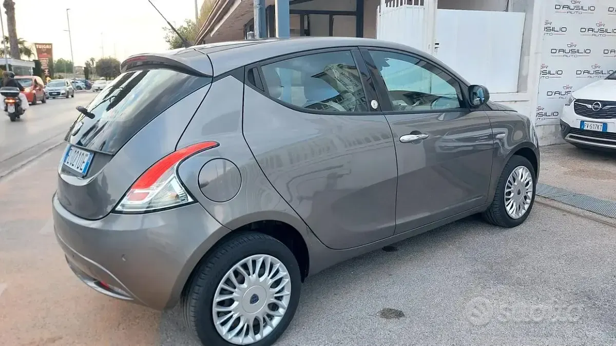 Usata Lancia Ypsilon Gold 69 CV (50 kW) 2017 Grigio Utilitaria