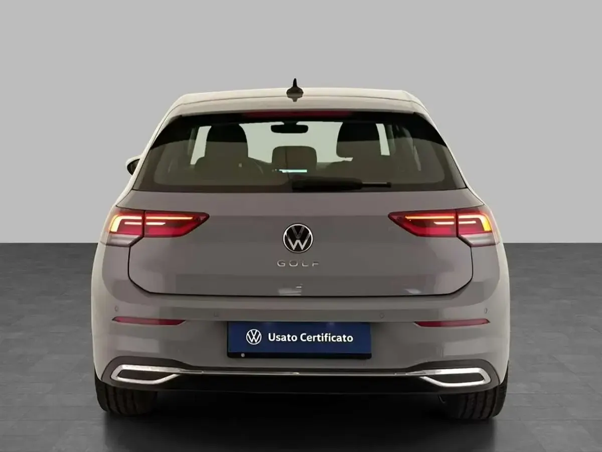 Usata VW Golf VIII Life 131 CV (96 kW) 2023 Moonstone grey Berlina