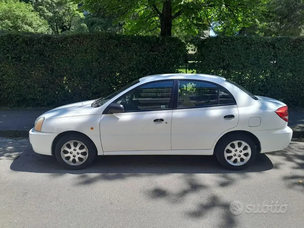 Usata Kia Rio 82 CV (60 kW) 2003 Bianco Berlina