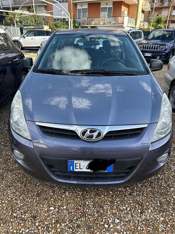 Grigio Usata 2012 Hyundai i20 Classic Tre volumi | 4250 € (Ottimo prezzo) - Immagine 1/4