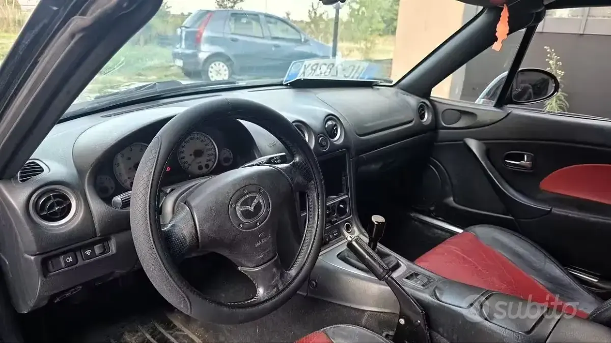 Usata Mazda MX5 146 CV (107 kW) 2004 Nero Cabrio