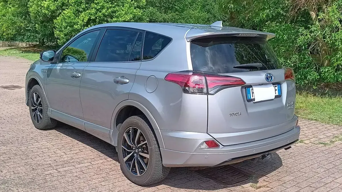 Usata Toyota RAV4 Hybrid 155 CV (114 kW) 2018 Grigio SUV