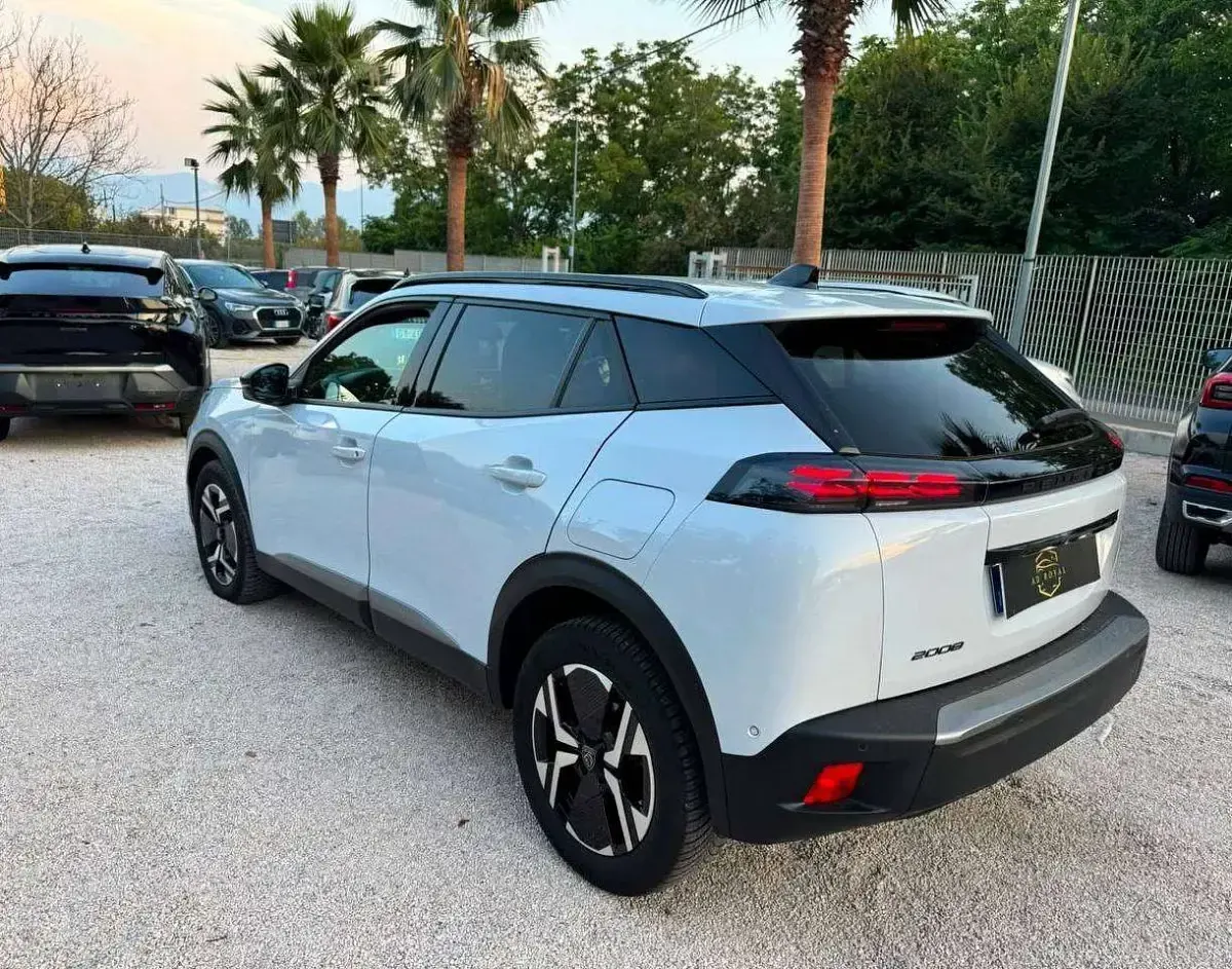 Usata Peugeot 2008 Allure 131 CV (96 kW) 2024 Bianco SUV