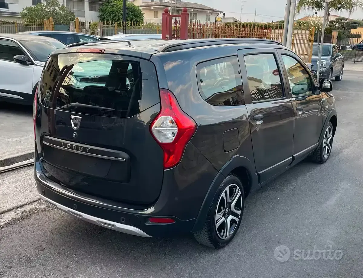 Usata Dacia Lodgy Stepway 109 CV (80 kW) 2018 Grigio Monovolume