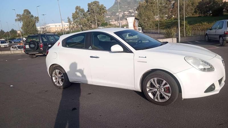 Usata Alfa Romeo Giulietta Distinctive 140 CV (102 kW) 2012 Bianco Utilitaria