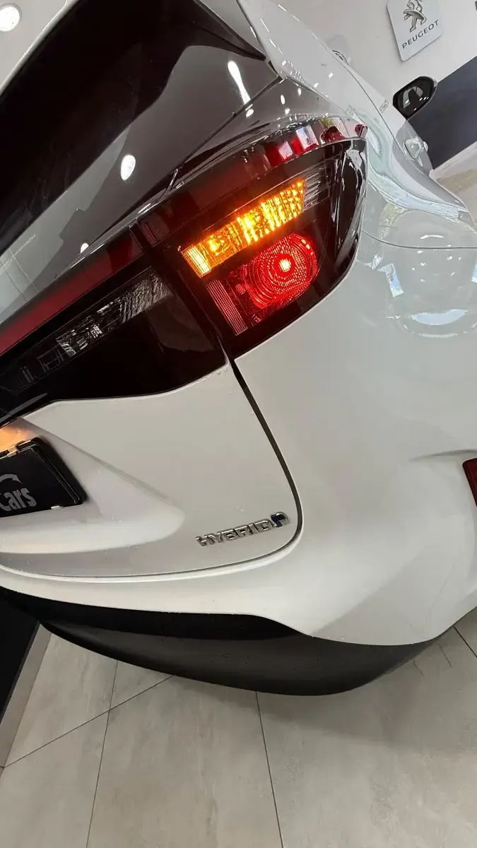 Usata Toyota Yaris Hybrid Business Edition 92 CV (67 kW) 2023 Bianco Station wagon