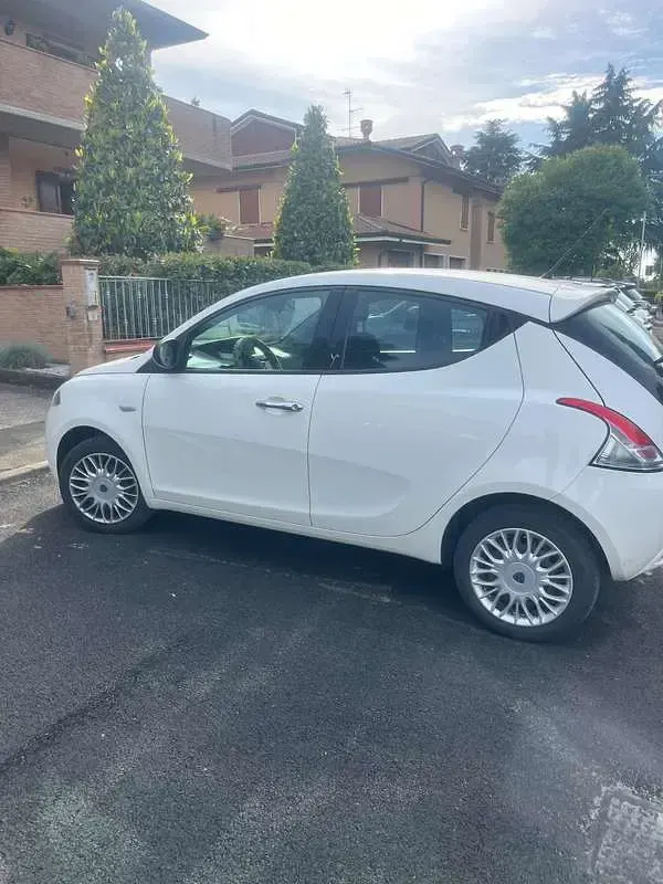 Begagnad Lancia Ypsilon Gold 69 HK (50 kW) 2017 Vit Halvkombi