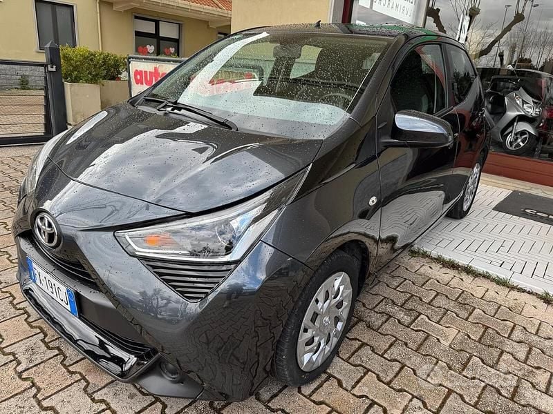 Usata Toyota Aygo Business Edition 72 CV (52 kW) 2019 Grigio Utilitaria