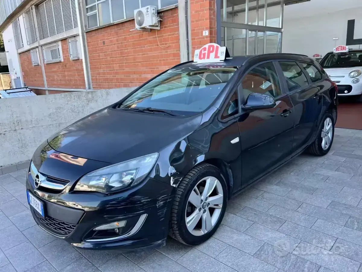 Usata Opel Astra 136 CV (100 kW) 2014 Nero Berlina
