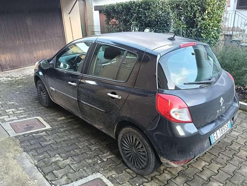 Usata Renault Clio III Dynamique 75 CV (55 kW) 2010 Nero Berlina